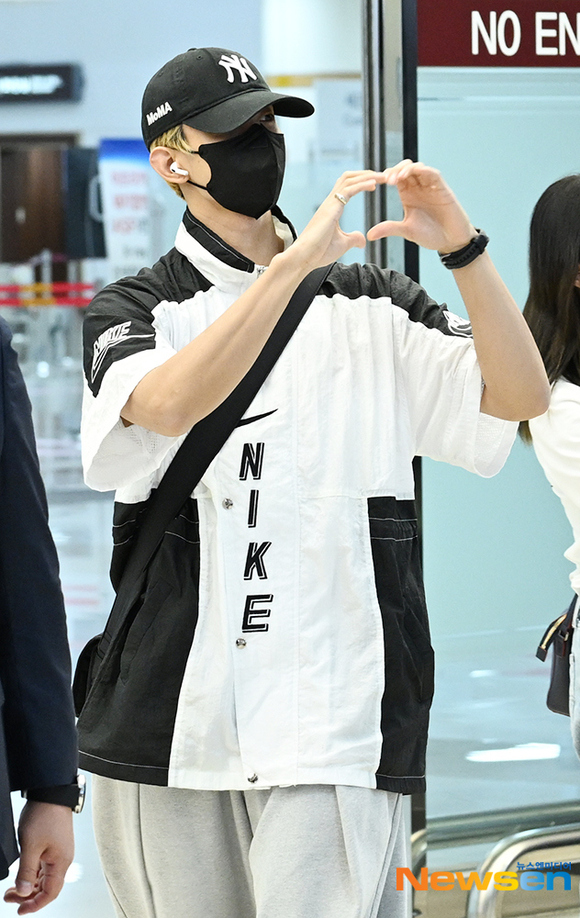 PHOTO】SEVENTEEN ドギョム、海外スケジュールを終えて帰国…カジュアル