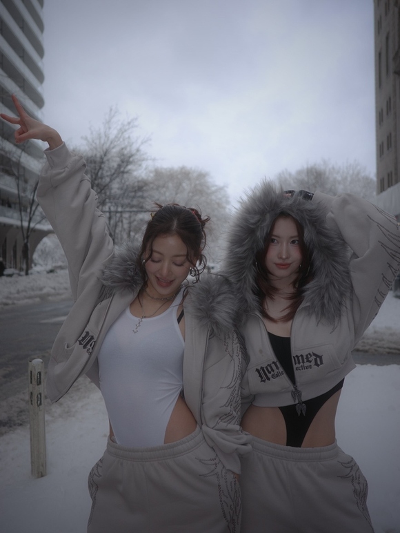TWICE ジヒョ＆モモ、雪の中でダンス！大胆な露出衣装に注目（動画あり