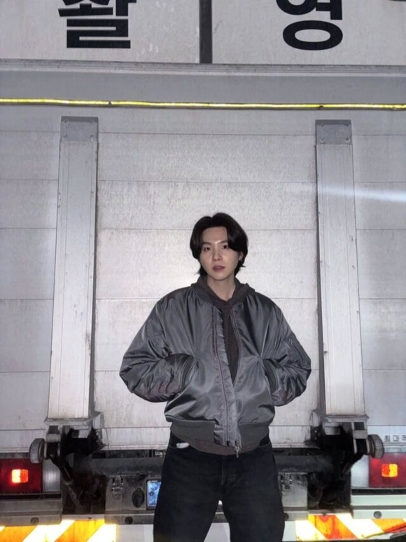 BTSのSUGA、何かを撮影中？近況ショットにファンの注目集まる - Kstyle