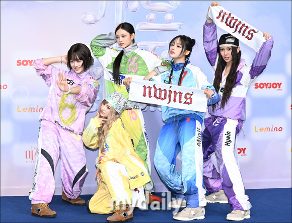PHOTO】NewJeans「2024 SBS歌謡大典Summer」ブルーカーペットに登場