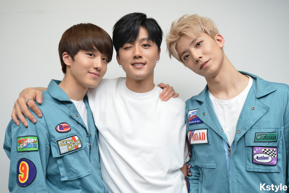 SF9、日本デビューに先立ちショーケース開催「ハイタッチで触れあった