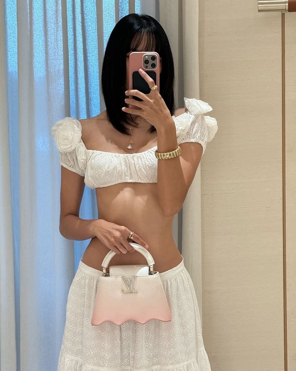 BLACKPINK リサ、細すぎるウエストを大胆露出！驚きの衣装でポーズ