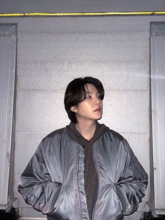 BTSのSUGA、何かを撮影中？近況ショットにファンの注目集まる - Kstyle