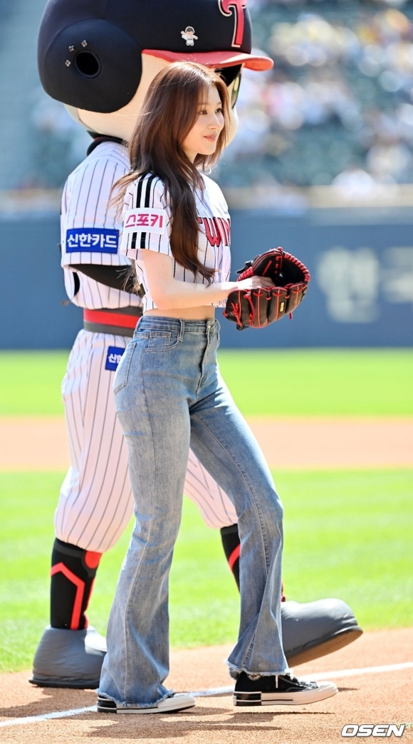 PHOTO】TWICE サナ、始球式に登場…へそ出しファッションで抜群の