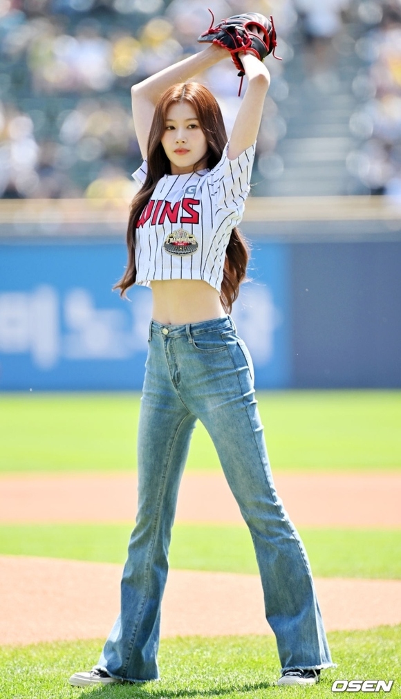 PHOTO】TWICE サナ、始球式に登場…へそ出しファッションで抜群の