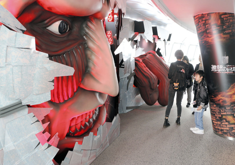 進撃の巨塔：350メートル級巨人がスカイツリー襲う展示 | 毎日新聞