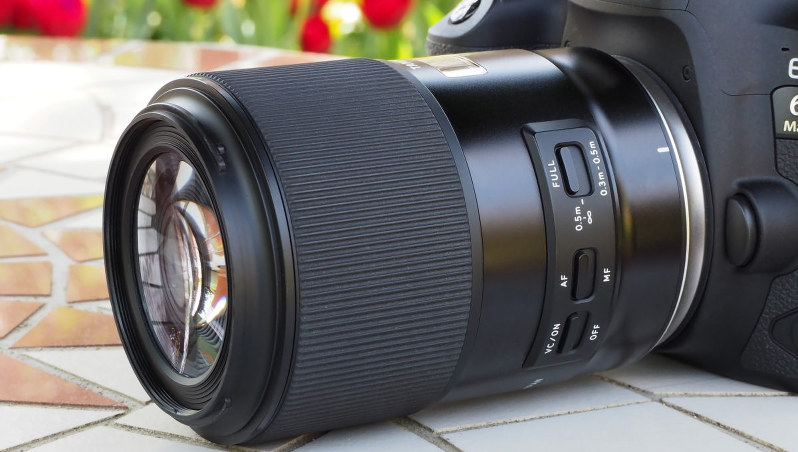 AV：カメラ界の生ける伝説!! プロが愛してやまないタムロン「90mm