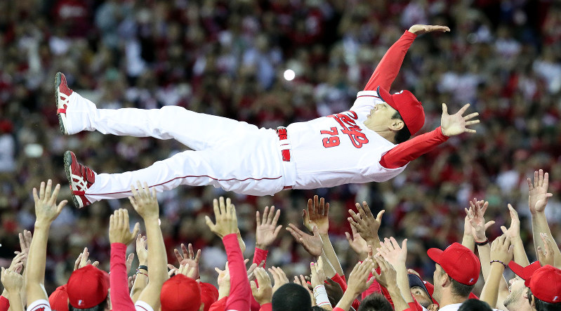 プロ野球：広島がリーグ3連覇 27年ぶり本拠地で決める | 毎日新聞