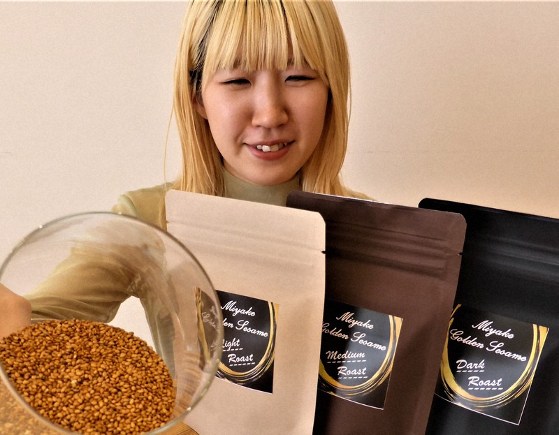 日本で2番目に小さな町 煎りたての限定金ゴマが好評 奈良・三宅 | 毎日新聞