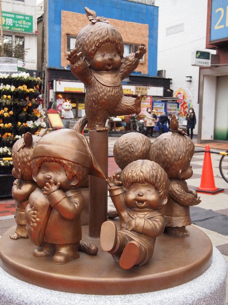 モンチッチ見て幸せに 誕生の地に銅像 JR新小岩駅 ／東京 | 毎日新聞