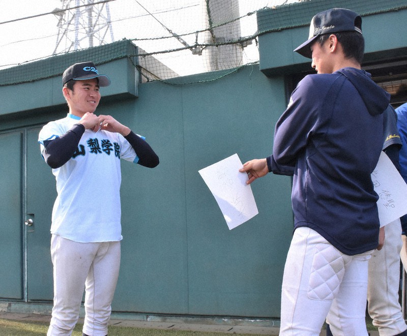 頂点へ・センバツ山梨学院：「気持ちも新たに」 新ユニホームお披露目