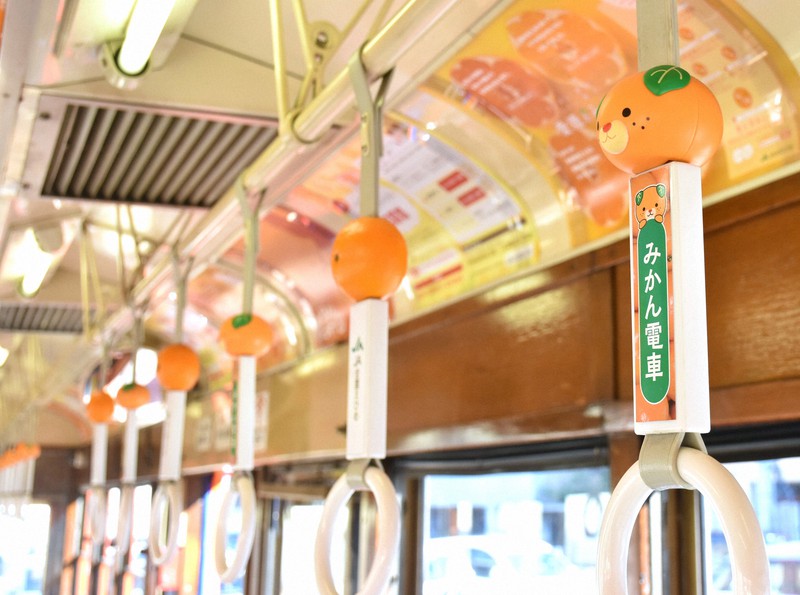 愛媛の「みきゃん」がつり革・外装に みかん電車と期間限定コラボ