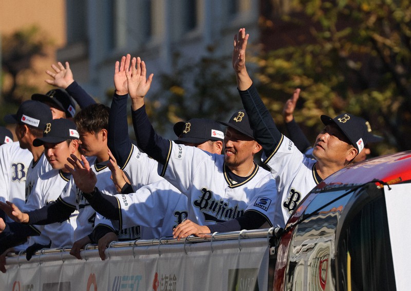 神戸はバファローズとともにある」Vパレードに市民「次は日本一