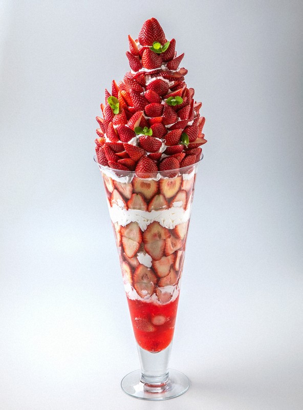 日本で一番ぜいたく?! イチゴ100粒使用のメガいちごパフェ販売 | 毎日新聞