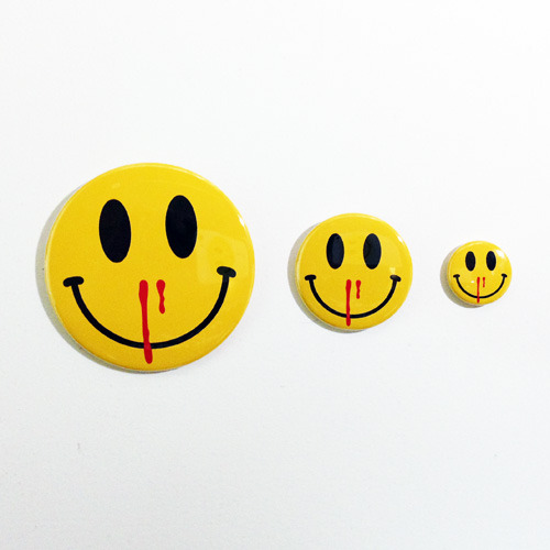 アイコンは”鼻血を垂らしたニコちゃんマーク”。MADSAKIによる