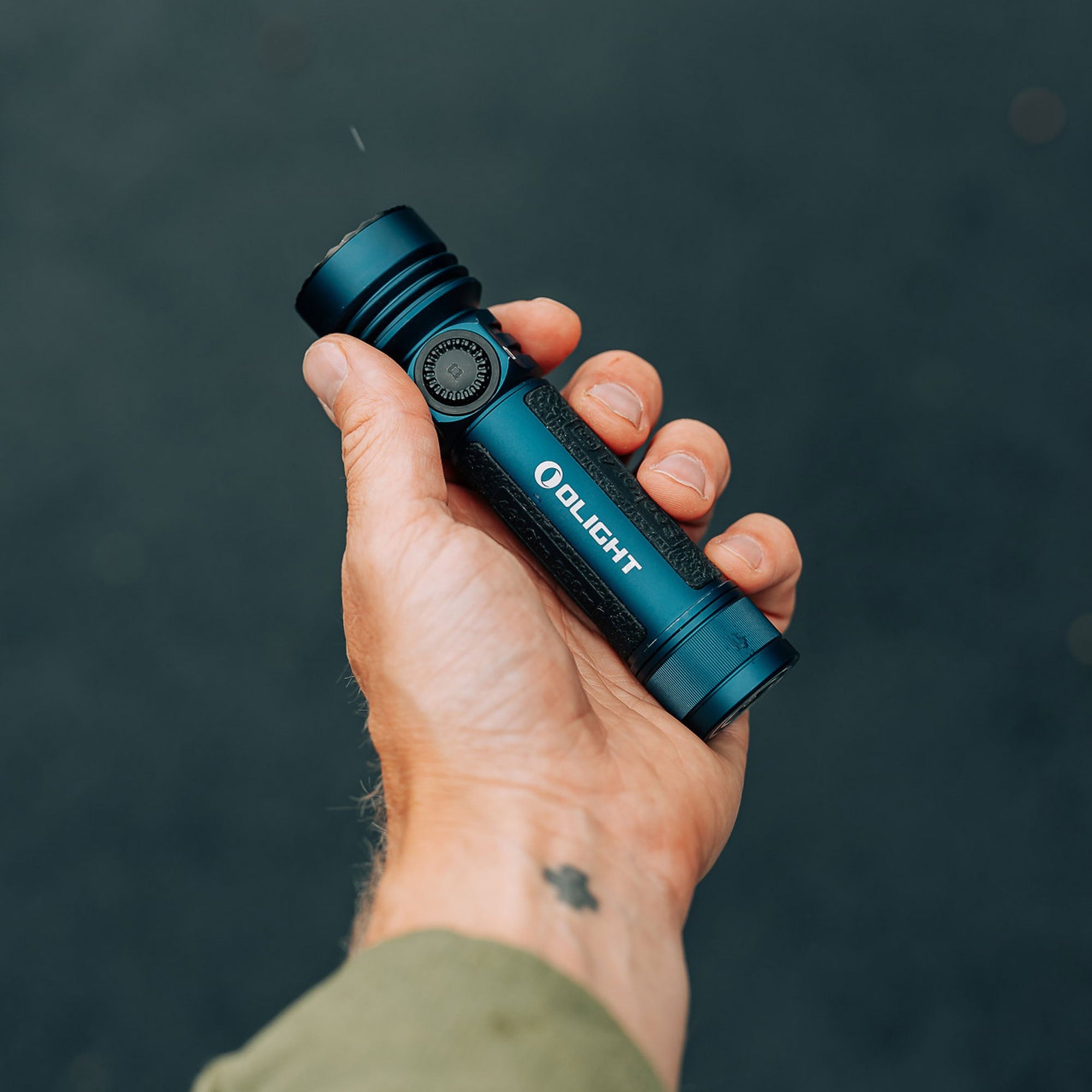 Olight Seeker 4 Pro Cool White Midnight Blue Tactical Flashlight
