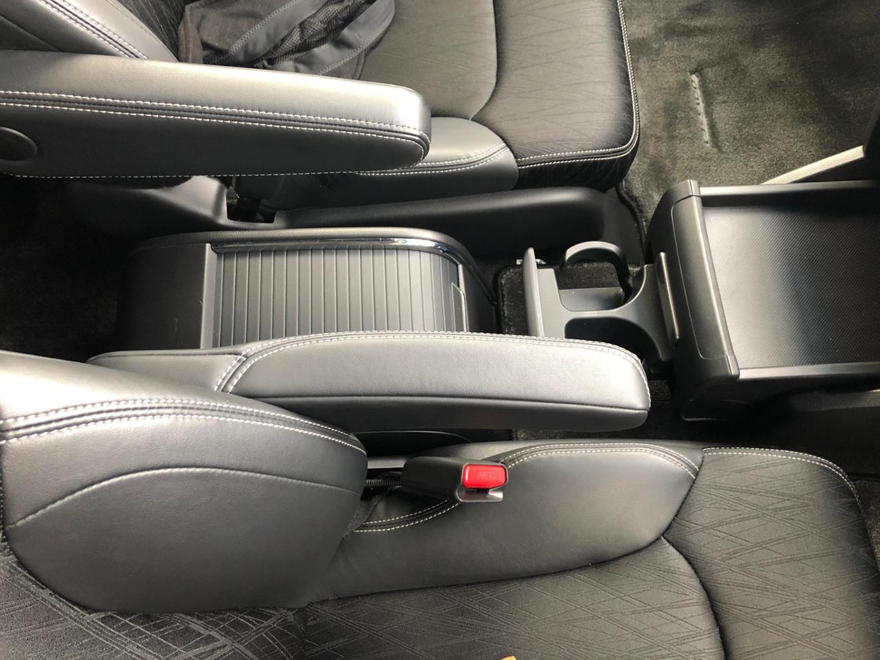 ホンダ(純正) 純正アームレスト(大型サイズ→標準サイズ) のパーツ