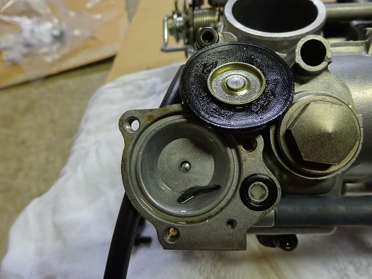 ZX-4 加速ﾎﾟﾝﾌﾟをOH。しかし・・・ｶﾞｽだだ漏れで緊急ﾋﾟｯﾄｲﾝ。ﾀﾞｲｿｰさま