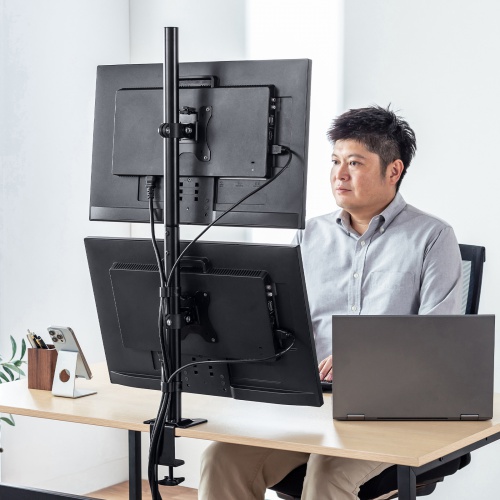 上下に2画面設置できるデュアルモニターアームを発売｜サンワサプライ
