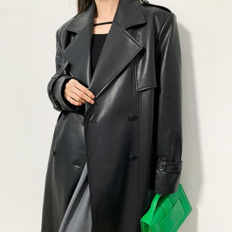しなやかさとツヤ感が女性らしいフェイクレザートレンチコート