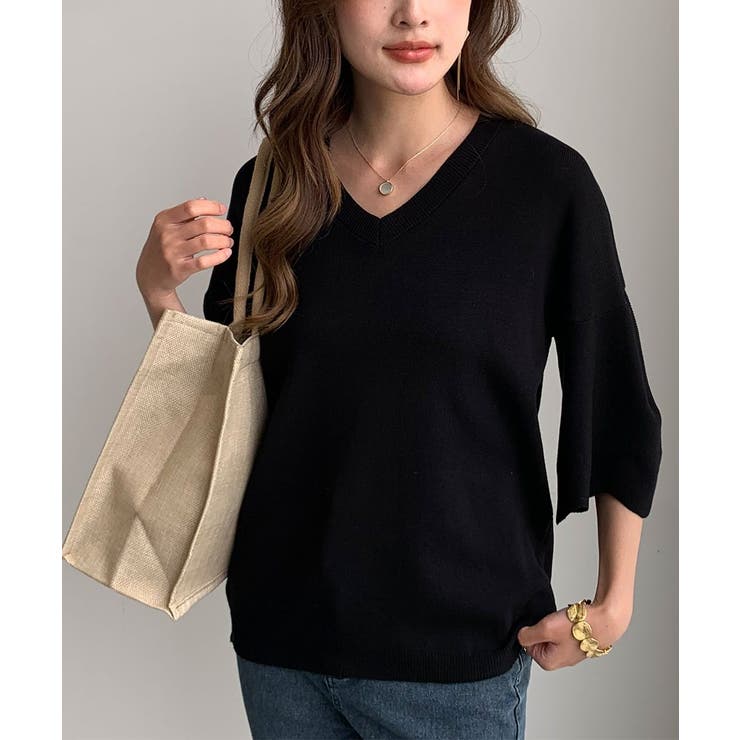 ふわっと広がるシルエットが女性らしい5分袖フレアニット Vネック 春