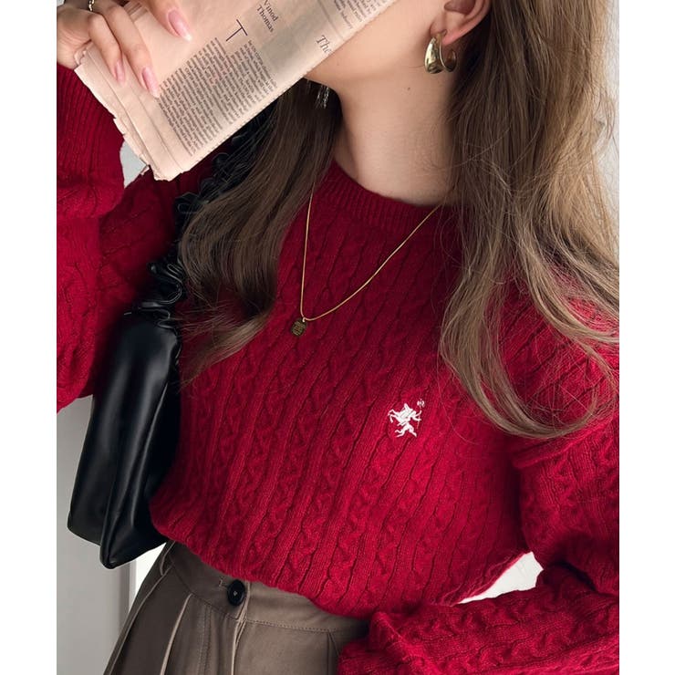 レトロ上品なトラッドテイスト。ワンポイント胸刺繍ケーブルニットプル