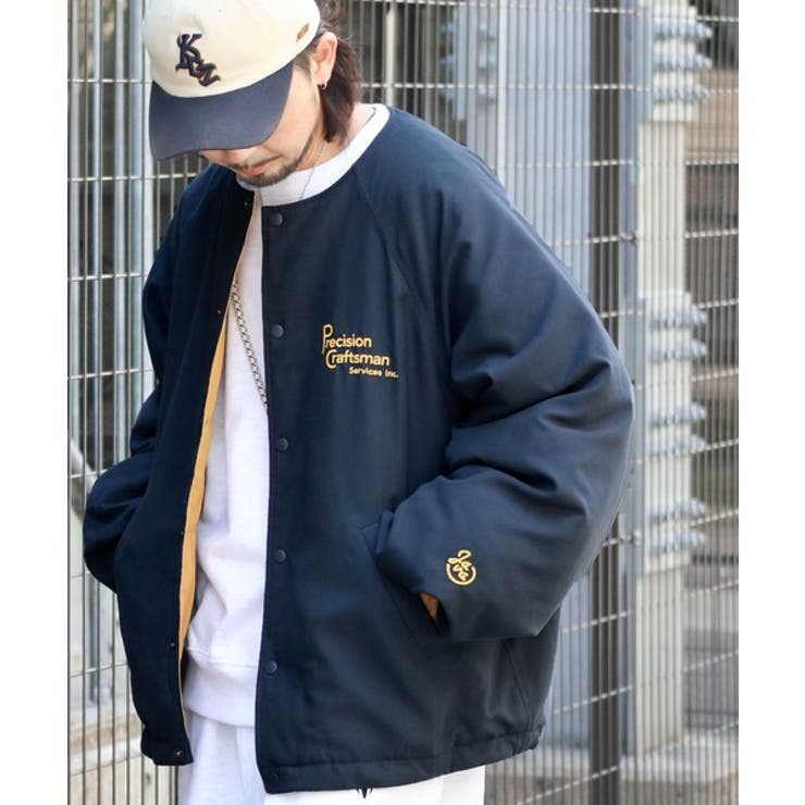 Javaジャバコラボ》ストリートで存在感を発揮。ロゴ刺繍中綿ノーカラー