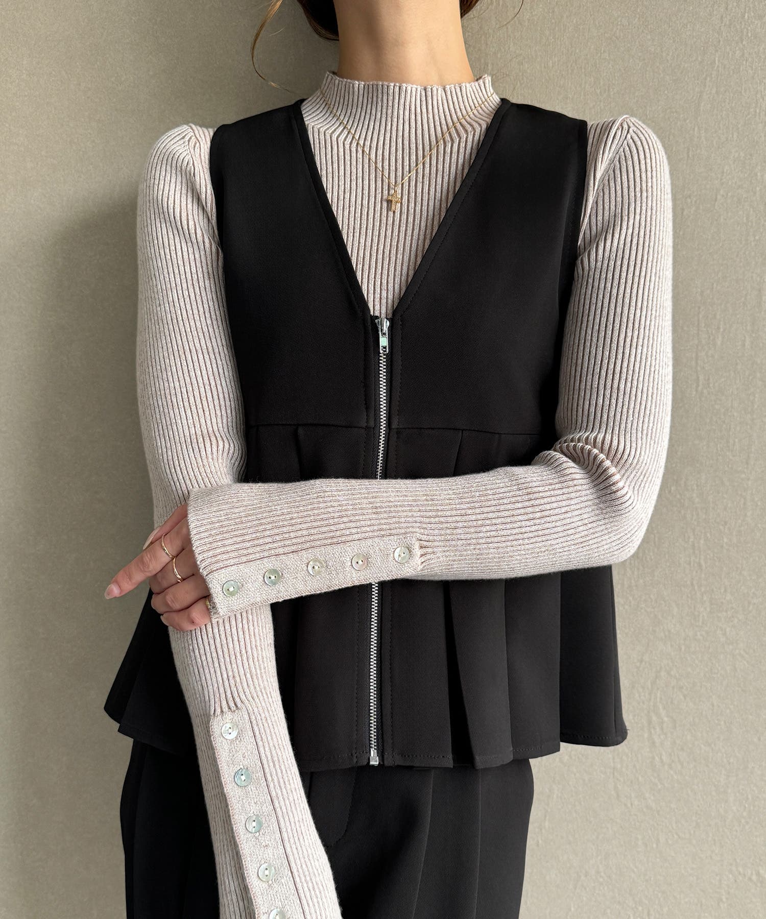 フロントジッププリーツペプラムジレ＋タックワイドパンツセットアップ