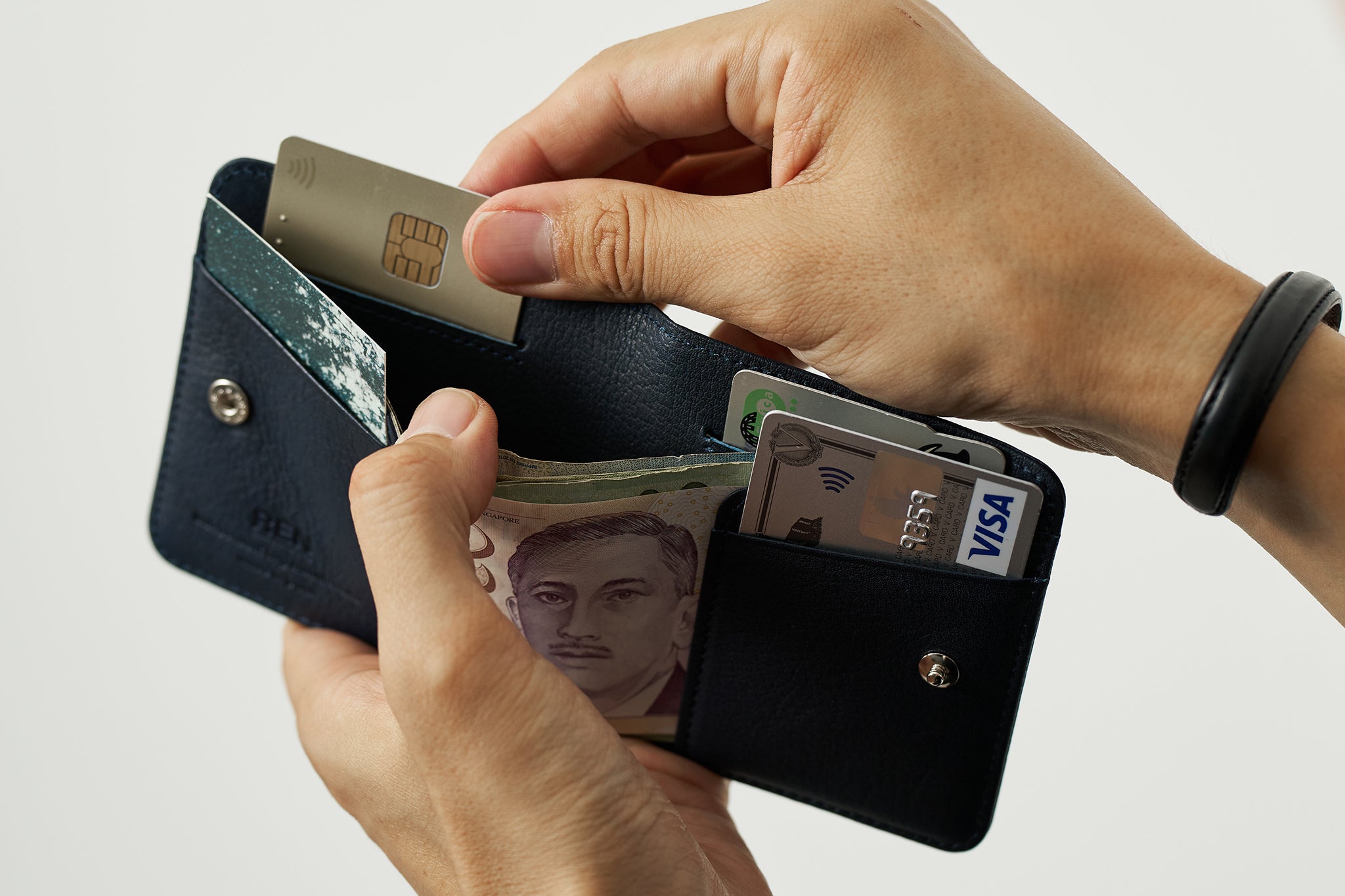 REN】《二つ折り財布》素材の魅力を生かした、スマートな牛革財布。