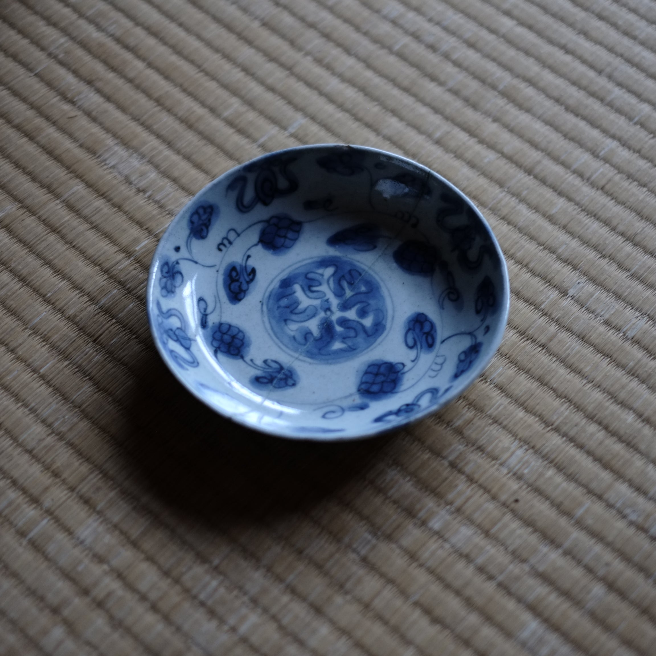 古染付 花唐草文 青花平皿(明朝末期) – 逢季荘