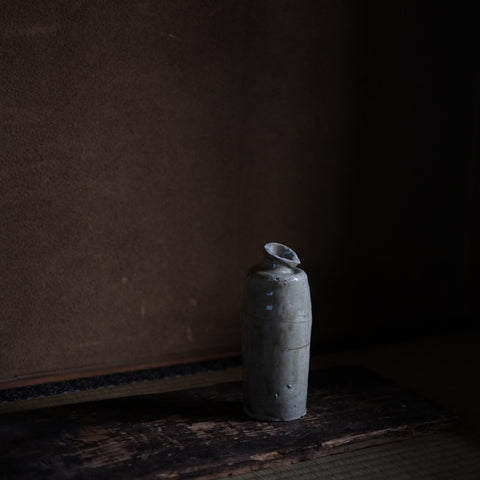ひしゃげ灰釉徳利 瀬戸・美濃 (江戸時代) – 逢季荘