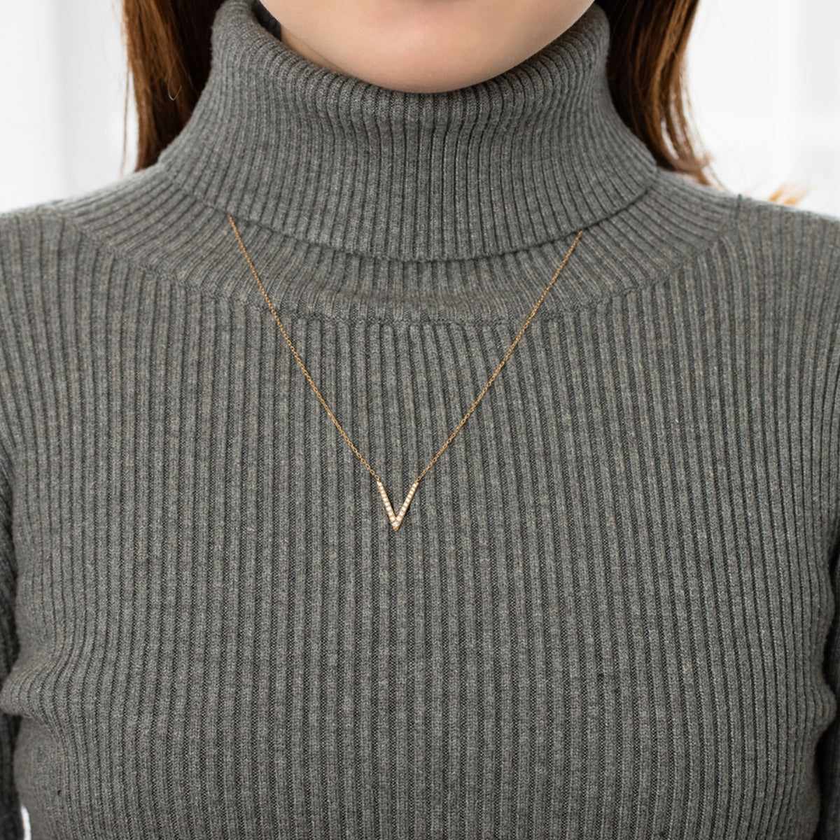 ニット×ネックレスの最適解！長さが映えるロングネックレスの選び方