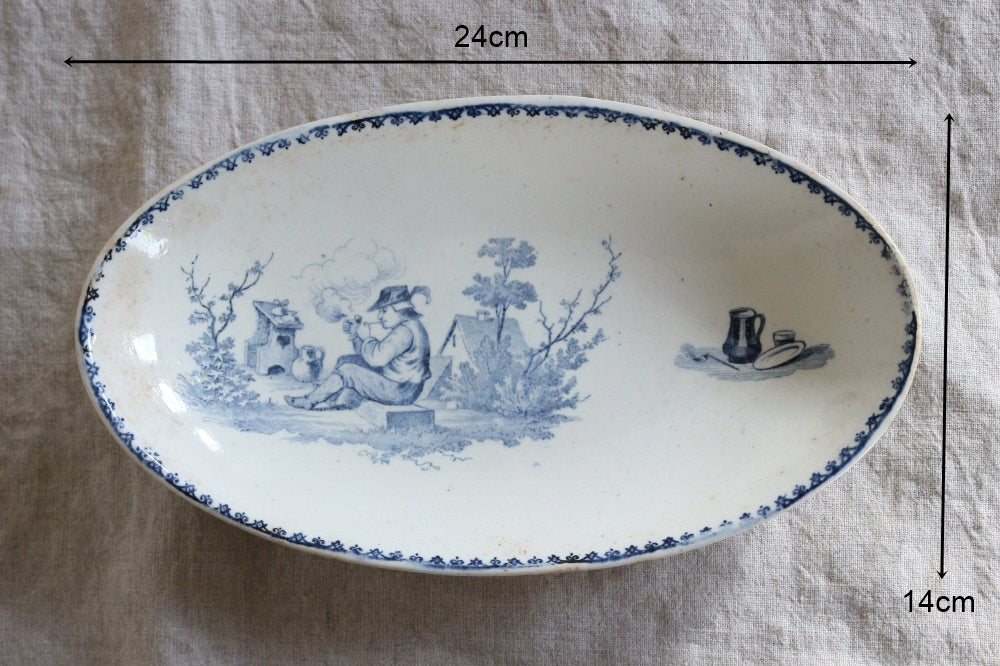 可愛らしい絵柄のクレイユモントロー窯ラヴィエ（横幅24cm） フランス