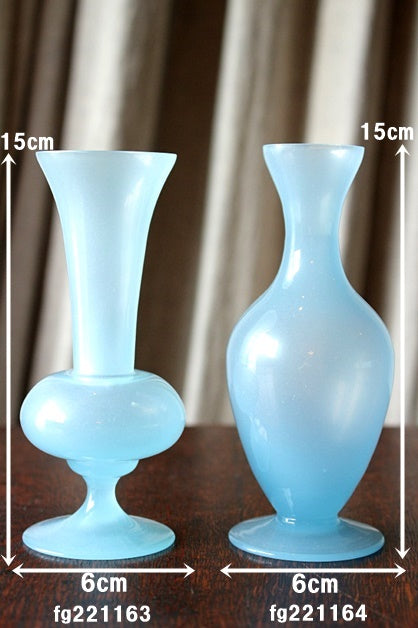 オパリンガラスフラワーベース（花瓶）高さ15cm フランスアンティーク
