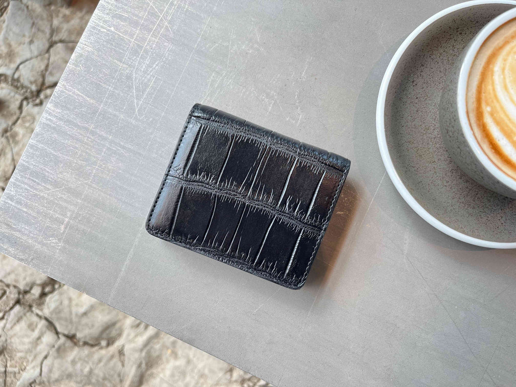 クロコダイル革｜小さい二つ折り財布 2.0｜マット加工 黒/黒
