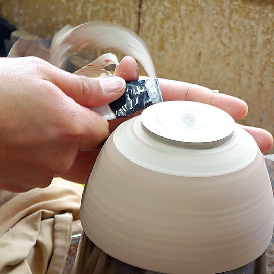 マグカップ [白練込 / 水玉緑] / 憲児陶苑 – ANDWARE TOKY