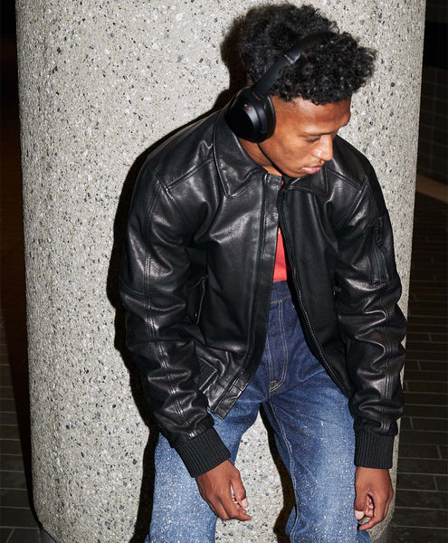 夜のシーンで艶やかに着こなすレザージャケット