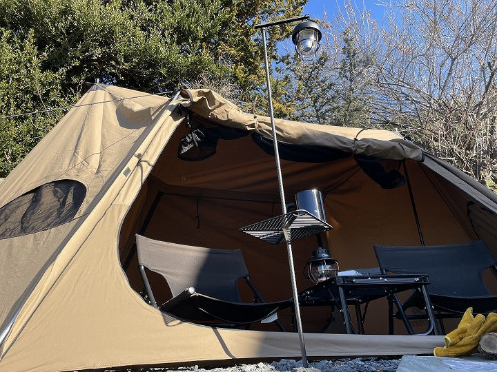 え、軽っ！ドライカーボン採用のキャンプ用テーブル＆ランタンハンガー