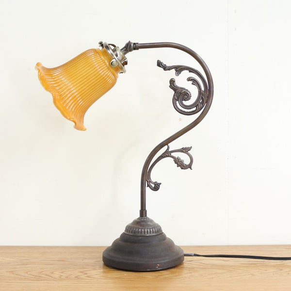 花のようなガラスシェード♪ エレガントなテーブルランプセット【灯具A