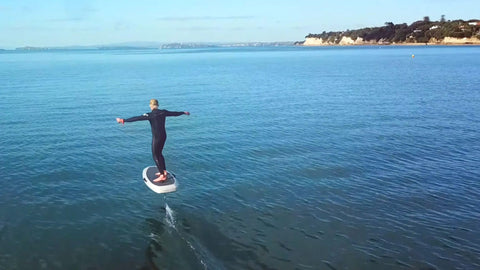 免許不要で水上フライト体験！新感覚の疾走感がたまらないEFOIL