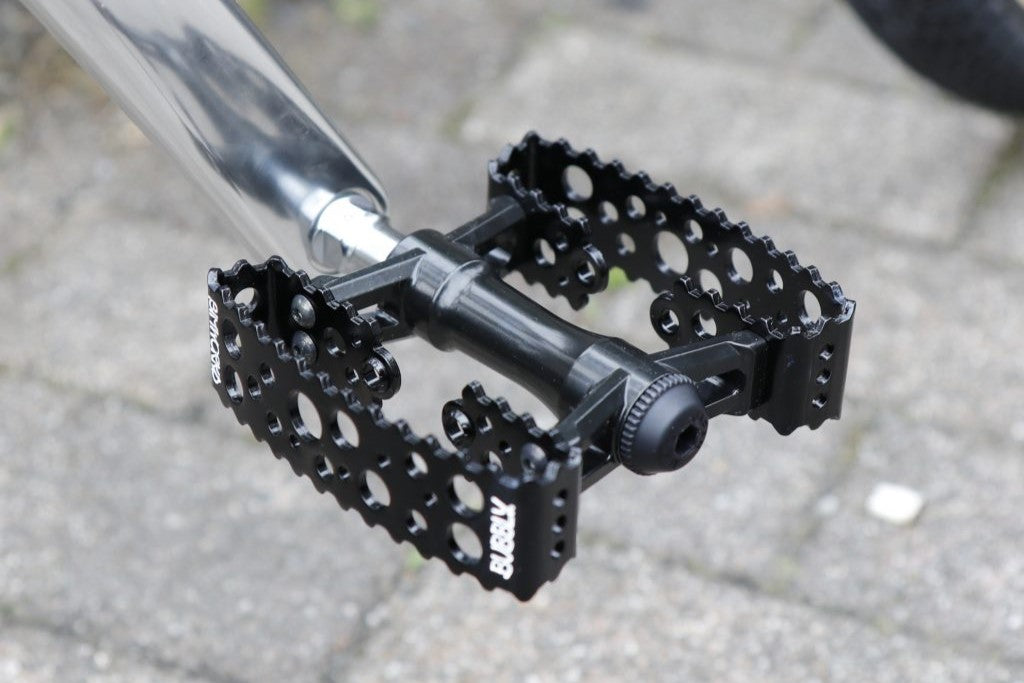 日本のペダルブランド「三ヶ島（MKS）」と絶大な人気「SIMWORKS」の