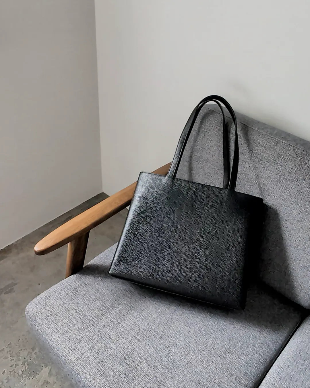 防水レザートート ブラックの特徴 – HushTug