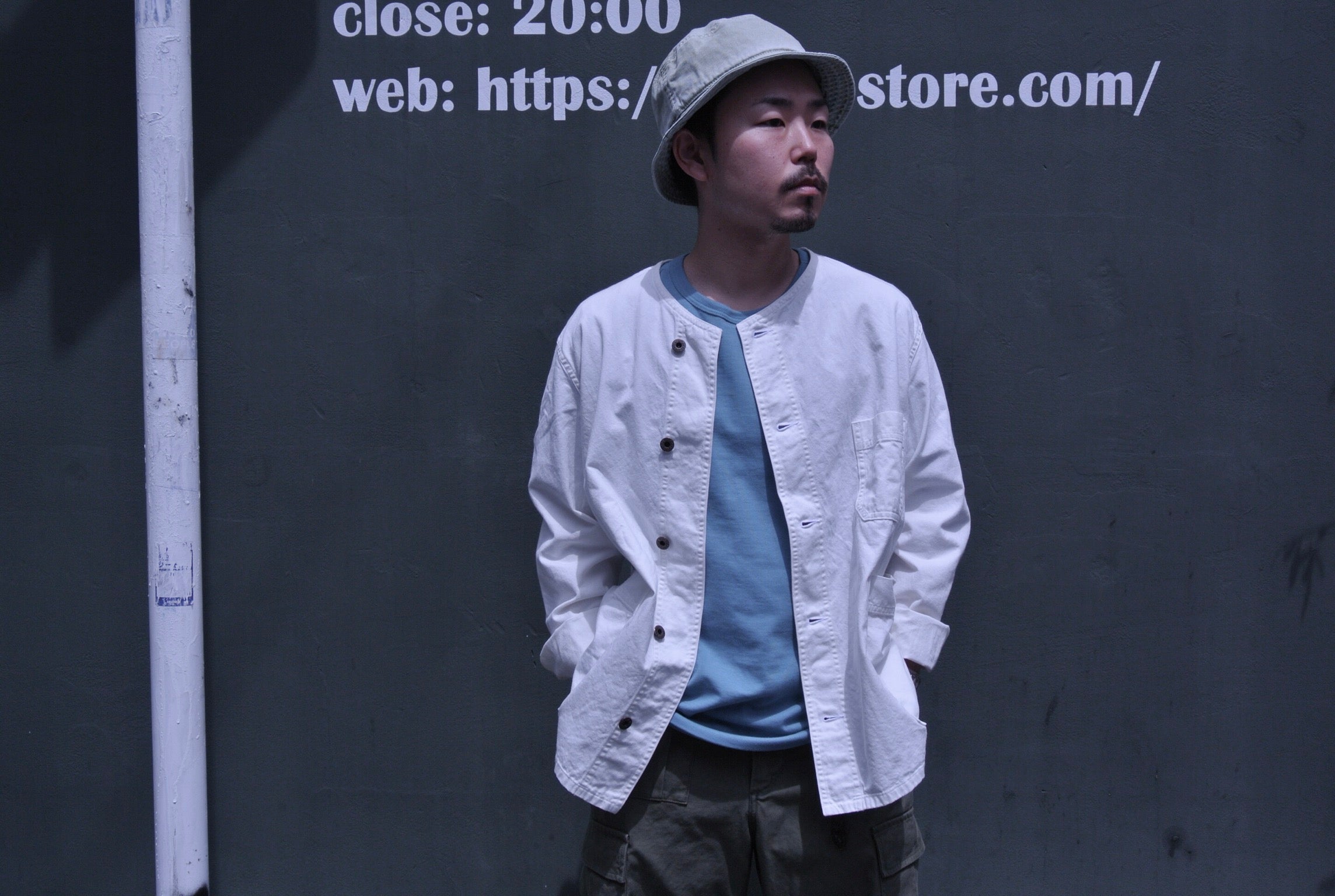 羽織としても使えるノーカラーシャツ – ナイジェル・ケーボン