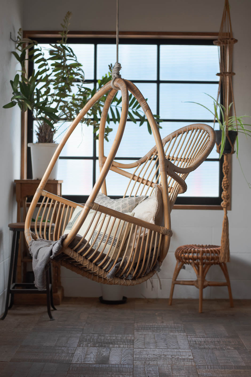 ハンギング ラタンチェア｜天然素材のやさしさに包まれる、吊り下げ式
