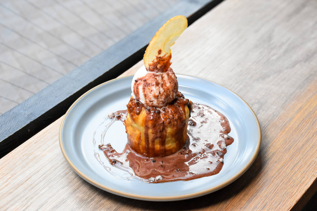 毎冬絶大な人気の「チョコレートアップルパイ」が今年も登場。ゴロゴロ