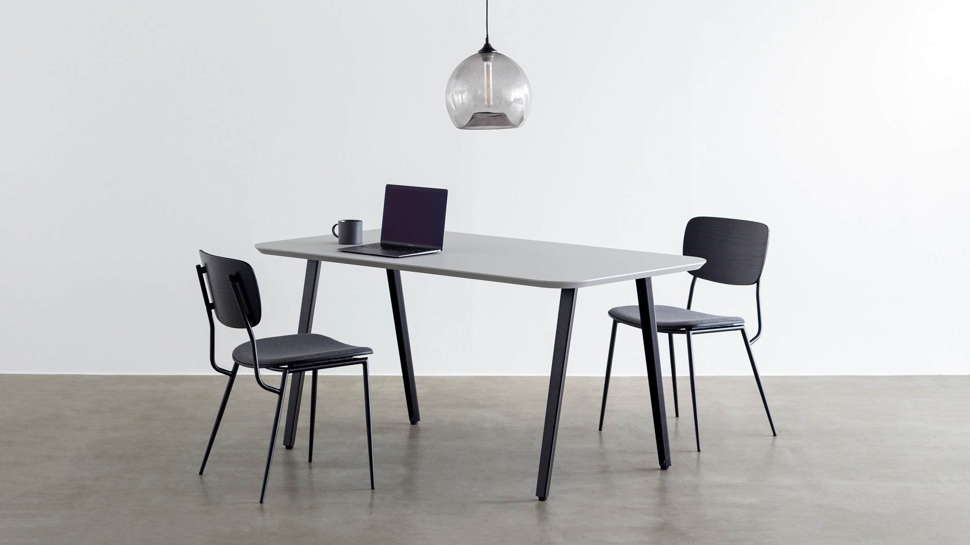 こだわりの設計から生まれるシャープさ新しいテーブル脚 Slimline の