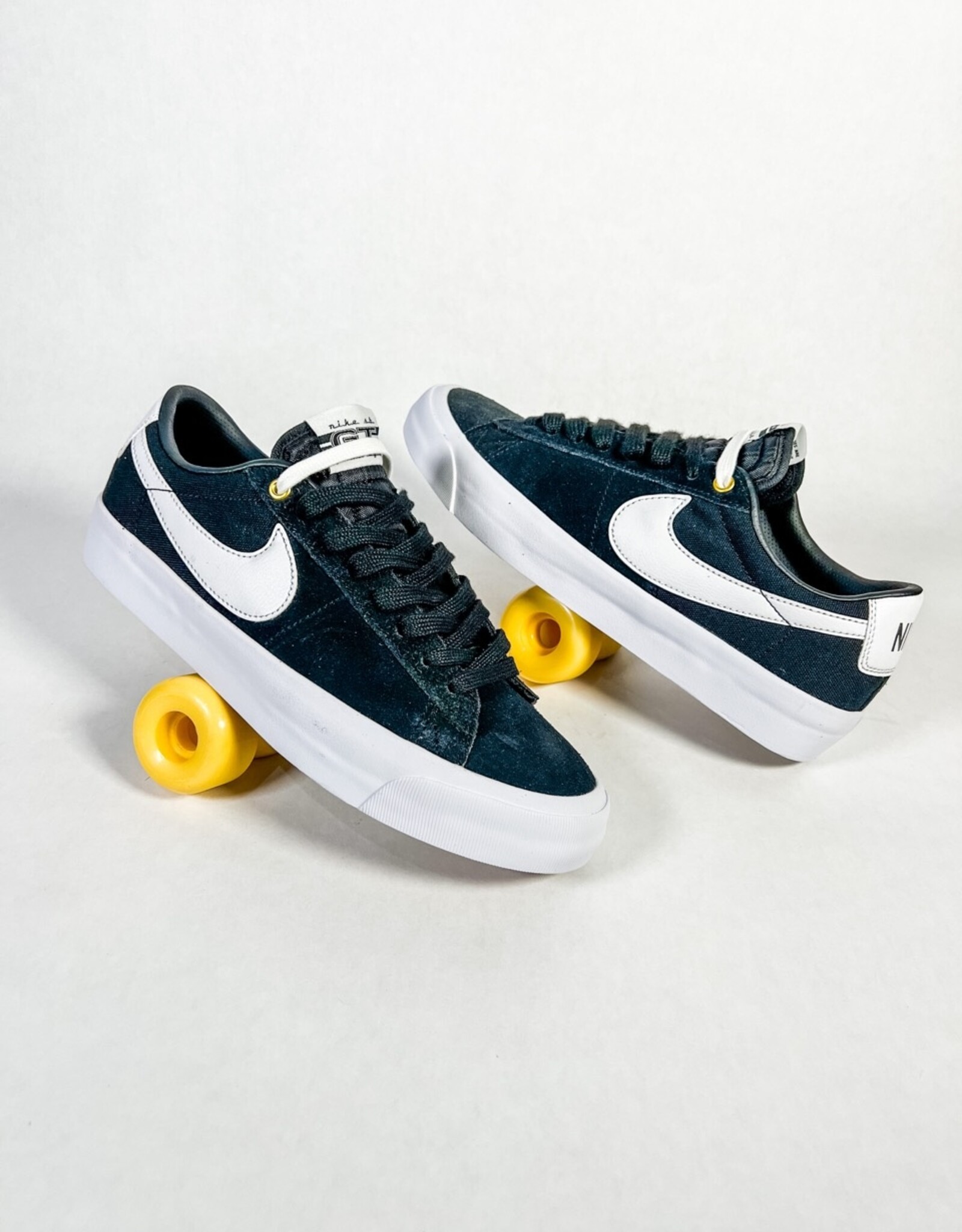 NIKE SB ZOOM BLAZER LOW PRO GT - BLACK/WHITE - KINGSWELL - Los Feliz