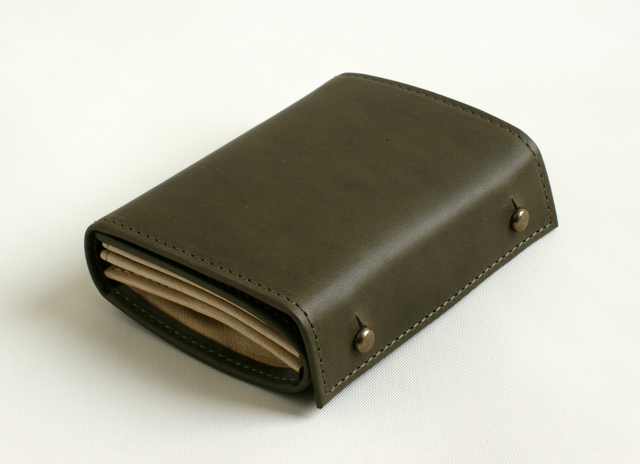 コンパクト二つ折り革財布 | ミッレフォッリエ - エムピウ（m+）