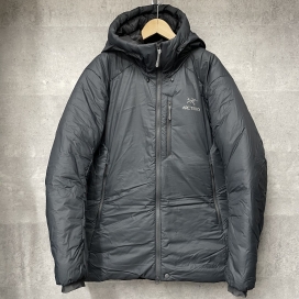 アークテリクスを銀座で買取。2022年製のニュークレイSVパーカー