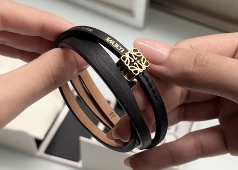 男女兼用ロエベの『ツイストバングル』で手もとをクラスアップ!-STYLE HAUS